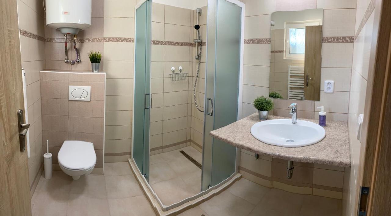 ברומוב Apartmany Nad Parkem מראה חיצוני תמונה